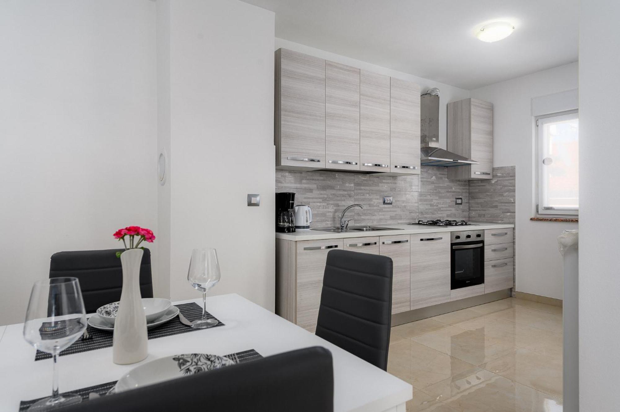 Stancija Amorozo 5 - Apartment N. 7 Porec Esterno foto